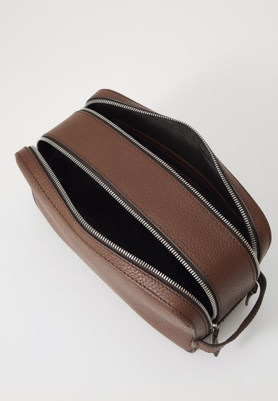 Geantă din piele maro cu o suprafață texturată, având două fermoare și un interior neted de culoare neagră. Formă compactă, rectangulară, cu un mânere.