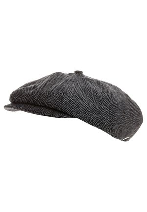 Casquette plate à chevrons gris foncé avec un petit bouton sur le dessus et une visière courte et rigide à l'avant.