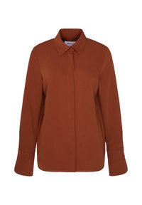 Chemise marron rouille à manches longues avec col pointu et boutons cachés sur le devant, présentée sur fond blanc.