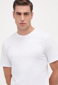 Jack & Jones JACLUCA TEE AND PANTS GIFTBOX - Pyjama - white/light blue