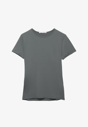 T-shirt grigio a maniche corte realizzato in tessuto liscio. Presenta un colletto tondo, orlo dritto e dettagli di cucitura minimali.