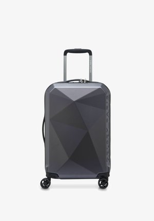Maleta rígida de color gris oscuro con un patrón geométrico, cuatro ruedas giratorias, mango telescópico y mango lateral, de la marca "Delsey Paris."