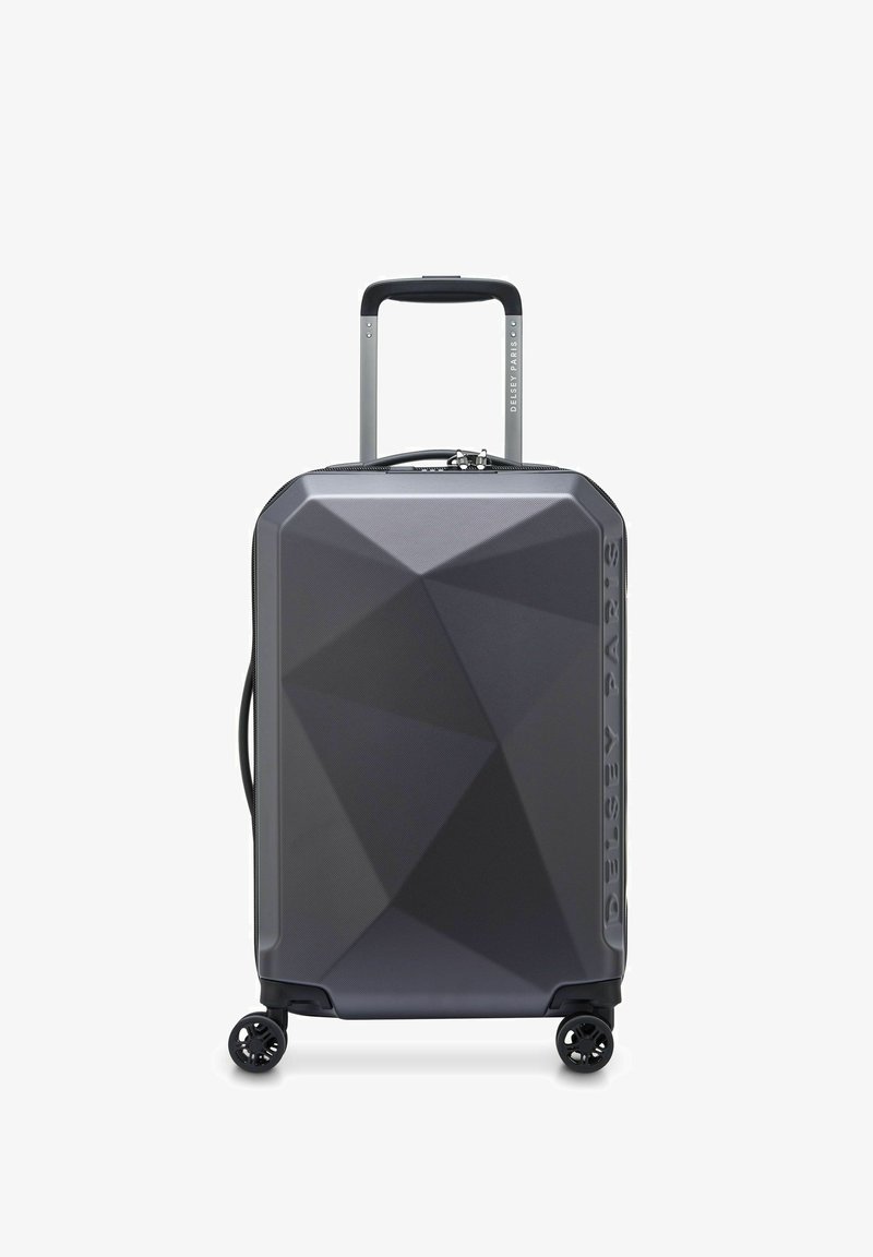 Maleta rígida de color gris oscuro con un patrón geométrico, cuatro ruedas giratorias, mango telescópico y mango lateral, de la marca "Delsey Paris."
