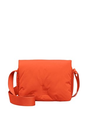 Sac bandoulière rectangulaire orange vif avec sangle réglable et logo discret embossé sur le rabat avant.