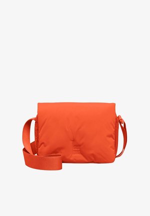 Sac bandoulière rectangulaire orange vif avec sangle réglable et logo discret embossé sur le rabat avant.