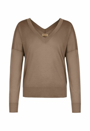 Brązowy, długi sweter dzianinowy z dekoltem w serek oraz prążkowanymi mankietami i dołem, przedstawiony na białym tle.