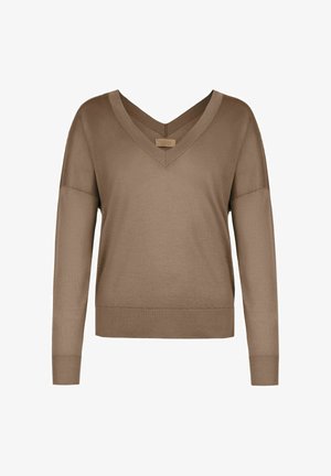 Brązowy, długi sweter dzianinowy z dekoltem w serek oraz prążkowanymi mankietami i dołem, przedstawiony na białym tle.