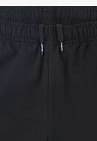 Τα μαύρα μαγιό σορτς διαθέτουν ελαστική μέση με ρυθμιζόμενα κορδόνια. Το ύφασμα έχει λεία υφή και διακριτικό μοτίβο.