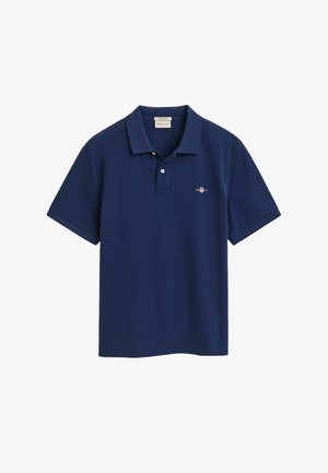 Námořnicky modré polo tričko vyrobené z bavlny, s klasickým límcem, dvouknoflíkovou légou, krátkými rukávy a malým vyšitým logem na hrudi.