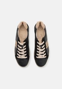 Sneaker in pelle nera con accenti beige, design con lacci e suole testurizzate. Presentano strisce dorate glitterate e soletti "SUPER SOFT".