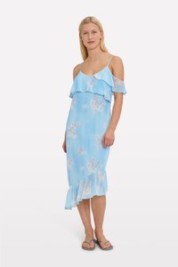 Robe légère bleu clair à bretelles spaghetti avec des couches froncées, motif floral, longueur genoux avec un ourlet froncé et design épaule dénudée.