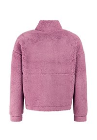 Zacht, donzig roze fleecejack met lange mouwen en een hoge kraag, gezien van de achterkant.