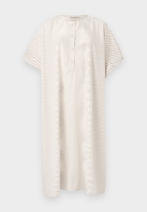 Losse, knielange jurk met korte mouwen, beige en witte verticale strepen, ronde halslijn en vier knopen aan de voorkant.