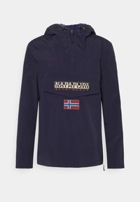 Marinblå tröja med huva, framzipfickor, broderad "Napapijri"-logotyp och en norsk flagga-patch på bröstet. Slät, lättviktig tyg.