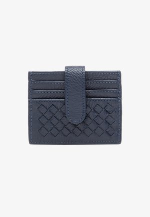 Porte-cartes en cuir bleu marine avec texture tissée, bords arrondis, six slots pour cartes et fermeture à boucle, dotée de surpiqures contrastées.
