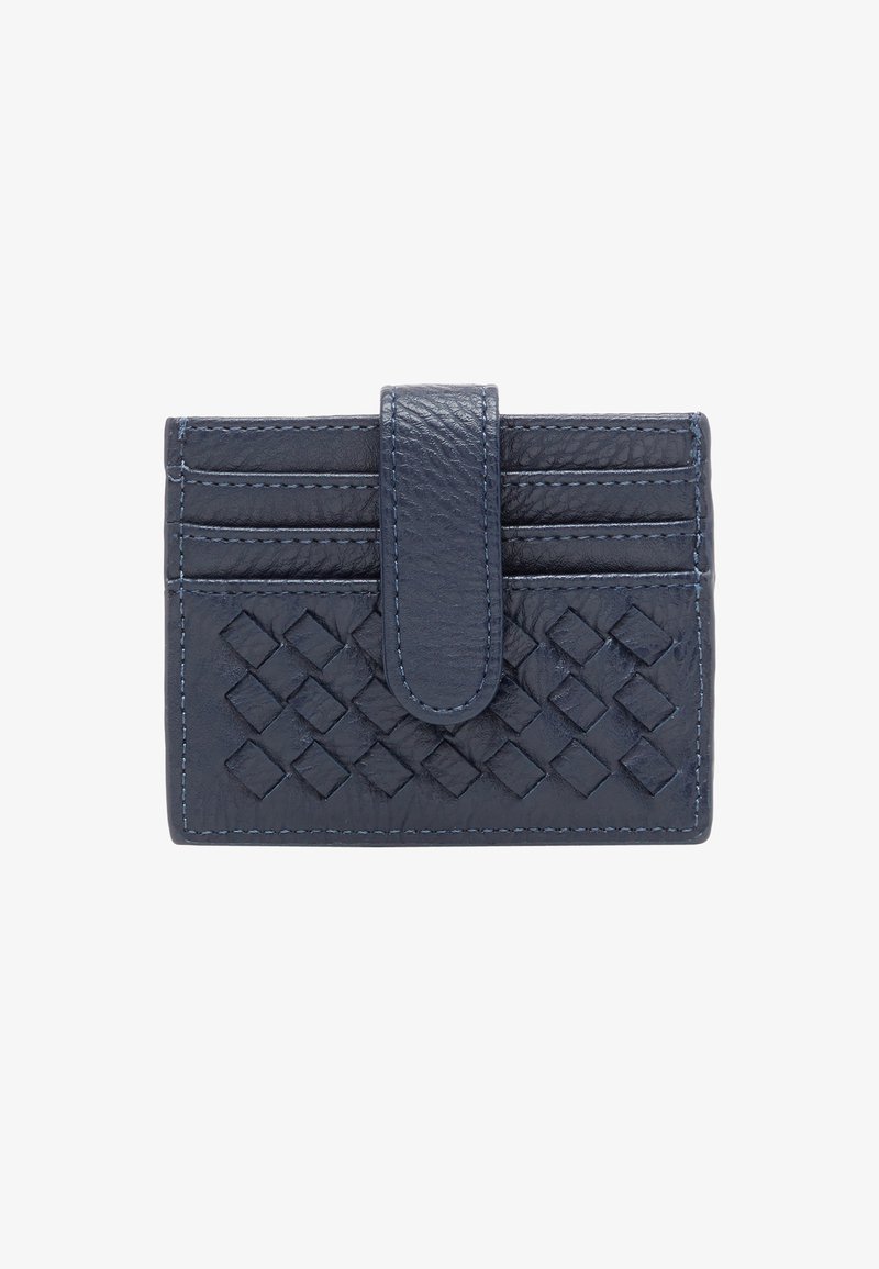 Granatowy skórzany portfel na karty o plecionej strukturze, zaokrąglonych brzegach, z sześcioma kieszeniami na karty i zapięciem na pętelkę, z kontrastowym szwem.