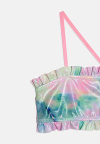 Haut de bikini coloré et irisé avec des bords festonnés, présentant un motif tie-dye pastel et de fines bretelles roses réglables.