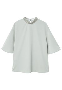 Blusa grigia chiara con scollatura rotonda e colletto decorativo a fantasia. Maniche ampie con una trama liscia e senza chiusure visibili.