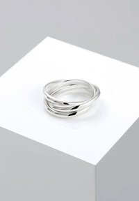 Sølv, sammenflettet ring med en glat finish, der har et snoet design. Reflekterende overflade og afrundede kanter forstærker dens elegance.