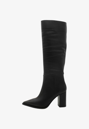 Bottes noires en cuir, montant jusqu'au genou, avec un bout pointu et un talon chunky. Texture lisse et haut légèrement froncé.