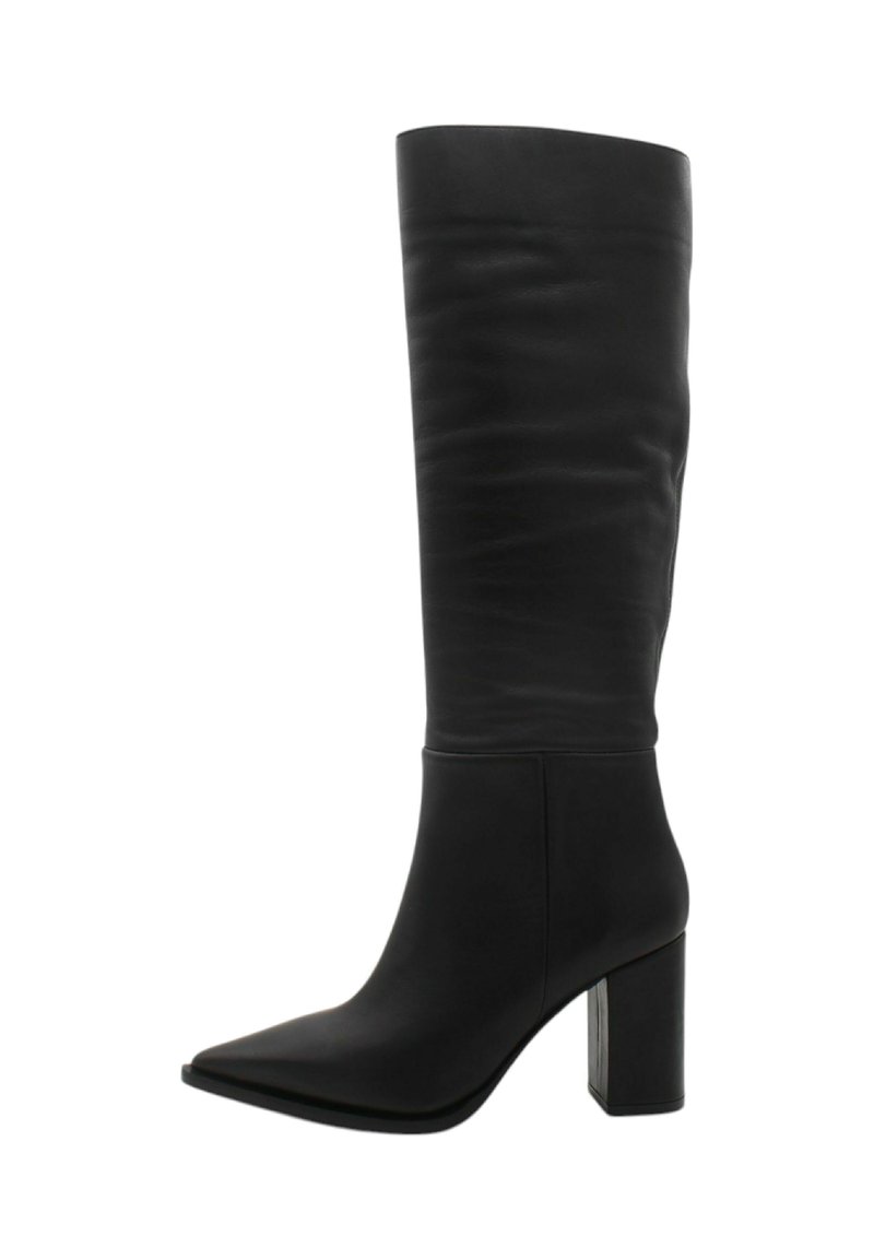 Czarne skórzane buty za kolano z wąskim noskiem i masywnym słupkowym obcasem. Gładka tekstura i subtelnie marszczony górny brzeg.