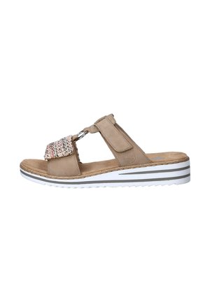 Beige open-toe sandaal met verstelbare gevlochten band, gevoerde binnenzool en witte sleehakzool met grijze strepen.