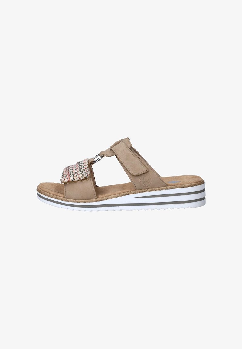 Sandale beige à bout ouvert avec bride tissée réglable, semelle intérieure rembourrée et semelle compensée blanche à rayures grises.