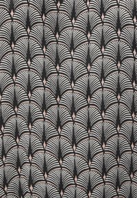 Tissu noir avec un motif répétitif d'arcs festonnés en rose clair et gris, avec de fines lignes créant de la texture et de la profondeur.