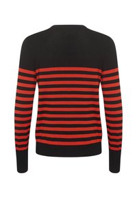 Pull noir à manches longues avec des rayures horizontales rouges sur le corps et les manches, poignets en côtes et col rond.