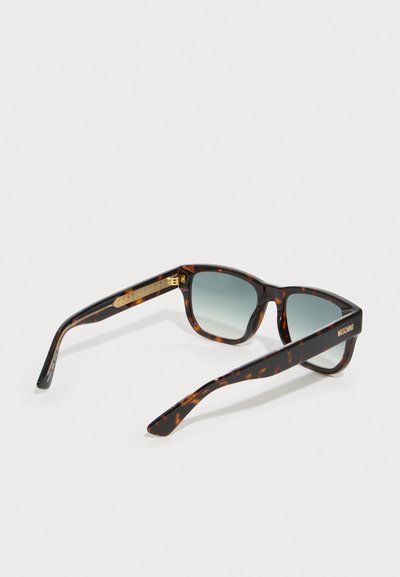 Óculos de sol em padrão tartaruga com armações retangulares, lentes degradê e detalhes em tom dourado nas hastes.