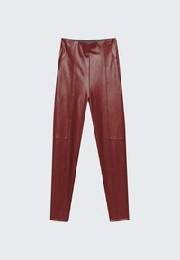Pantaloni in ecopelle bordeaux con un design aderente, gambe dritte e dettagli di cucitura visibili. Texture liscia, vita alta, senza tasche.