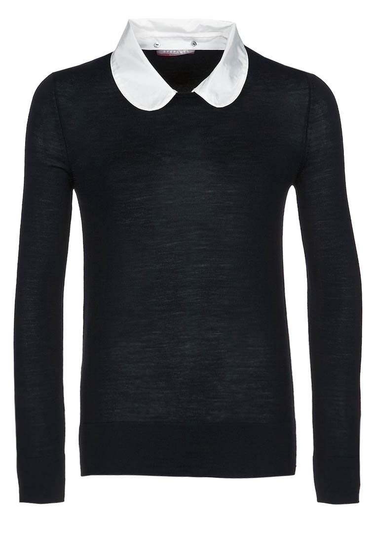 Suéter negro de manga larga con un collar Peter Pan blanco, que presenta una textura suave y un corte holgado. El escote incluye cierres a presión.