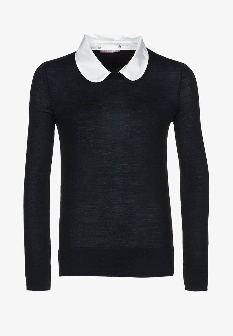Suéter negro de manga larga con un collar Peter Pan blanco, que presenta una textura suave y un corte holgado. El escote incluye cierres a presión.