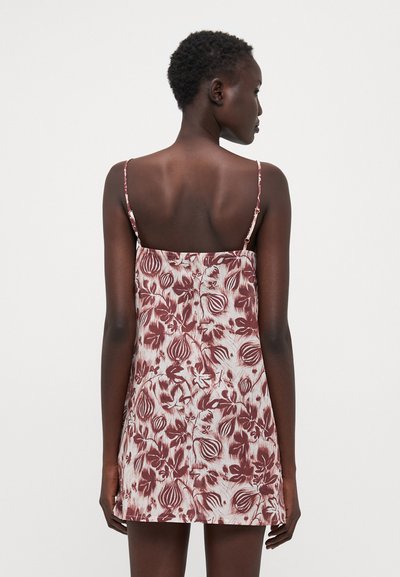 Vestido mini com padrão floral em tons castanho-avermelhados. Apresenta alças finas e ajustáveis e um caimento solto com uma textura de tecido suave.