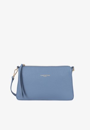 Borsa a tracolla in pelle azzurro chiaro con finitura testurizzata, hardware oro e logo del marchio. Presenta una chiusura con zip e una tracolla regolabile.