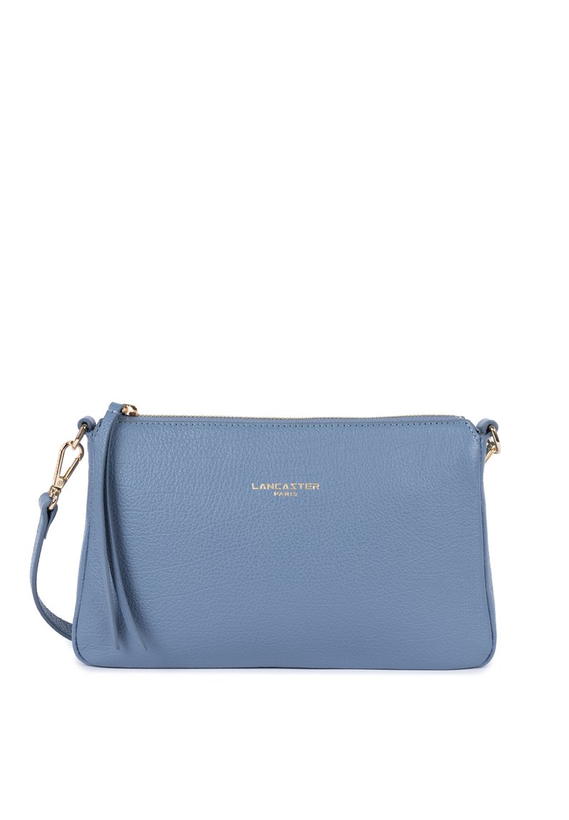 Borsa a tracolla in pelle azzurro chiaro con finitura testurizzata, hardware oro e logo del marchio. Presenta una chiusura con zip e una tracolla regolabile.