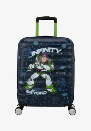 Harde koffer met groene handgreep, met Buzz Lightyear in een ruimtepak en de tekst "To Infinity and Beyond" op een donkere, sterrijke achtergrond.