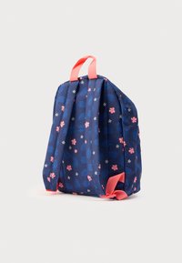 Σχολικό σακίδιο σε ναυτικό μπλε με λουλουδάτο μοτίβο σε ροζ και λευκό, με κοραλλί λουράκια και λαβή στην κορυφή, κατασκευασμένο από ελαφρύ ύφασμα.