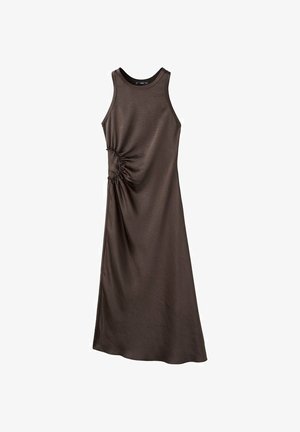Brązowa sukienka bez rękawów wykonana z gładkiej tkaniny z marszczeniem po bokach, charakteryzująca się długą, prostą sylwetką i okrągłym dekoltem.