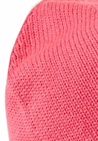 Roze gebreide muts, met een strakke ribstructuur en een gladde afwerking, een iets slungelige vorm en zonder zichtbare merknaam of patronen.