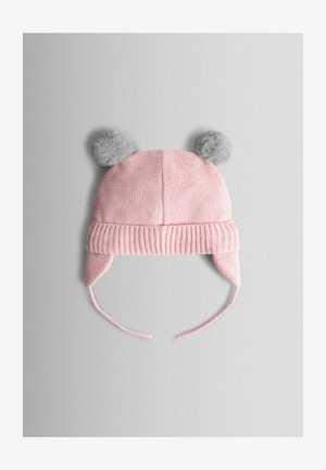 Caciula tricotată roz cu pompoane gri, cu urechi, și șnururi. Are o bandă ribbed și o textură moale.