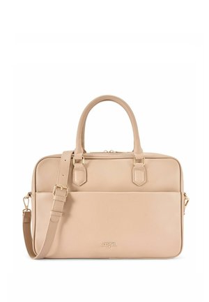 Beżowa prostokątna skórzana torebka z uchwytami od góry, regulowanym paskiem na ramię, przednią kieszenią i złotymi okuciami na białym tle.