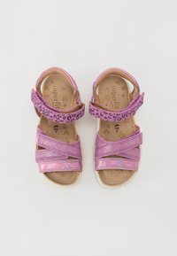 Rosa sandaler med en glänsande yta, med korsande remmar, en leopardmönstrad detalj och en bekväm korkliknande innersula.