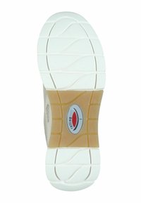 Witte rubberen zool met gestructureerde groeven en een honingkleurige tussenzool. Voorzien van een rood en zilver cirkelvormig logo met de tekst "rolling soft 5."