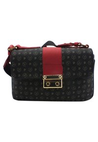 Zwarte handtas met een geperst logo-patroon, rode leren accenten, gouden beslag, rechthoekige vorm, verstelbare schouderriem, klep sluiting.