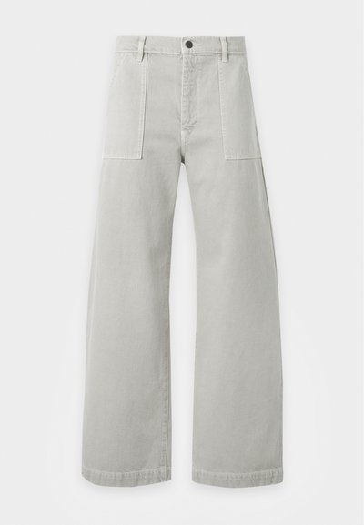 Pantalon gris clair à jambes larges avec poches plaquées devant, passants pour ceinture et fermeture par bouton à la taille, présenté à plat sur fond blanc.
