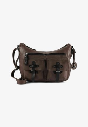 Bruine leren schoudertas met twee voorvakken, zwarte banden en een ritssluiting. De tas heeft een ronde hanger met een ankerdetail.