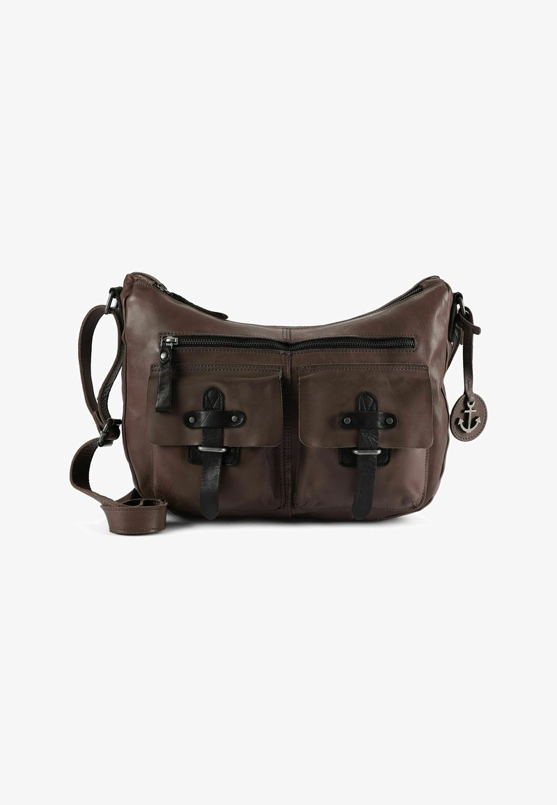 Bruine leren schoudertas met twee voorvakken, zwarte banden en een ritssluiting. De tas heeft een ronde hanger met een ankerdetail.