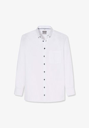 Weißes Herrenhemd mit langen Ärmeln, Button-Down-Kragen, kontrastierenden dunklen Knöpfen und Brusttasche, flach auf einem weißen Hintergrund ausgebreitet.