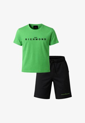 Maglietta verde a maniche corte con scritta "John Richmond" abbinata a pantaloncini neri con coulisse e piccolo logo verde "John Richmond".